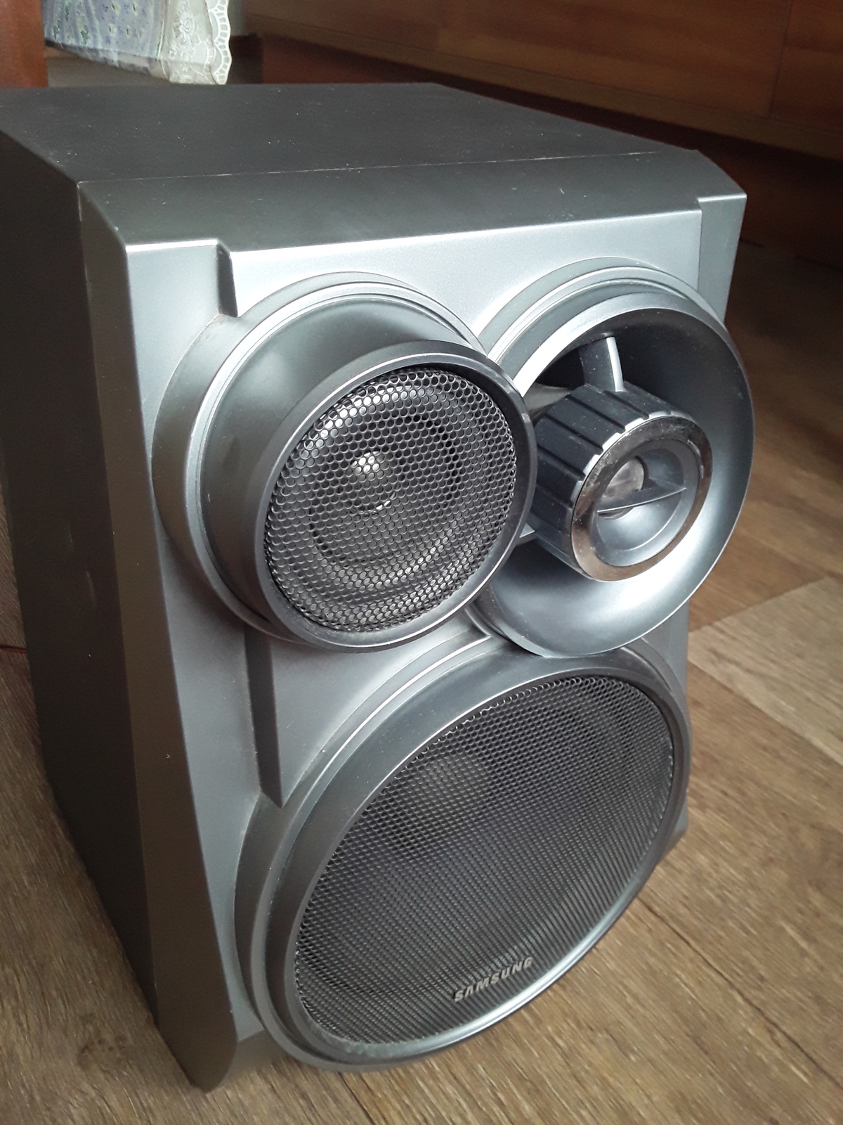 Продам  фирменные колонки SAMSUNG.  Каждая по 15 ватт.  3 полосы частот. В отлич - Изображение #1, Объявление #1716692
