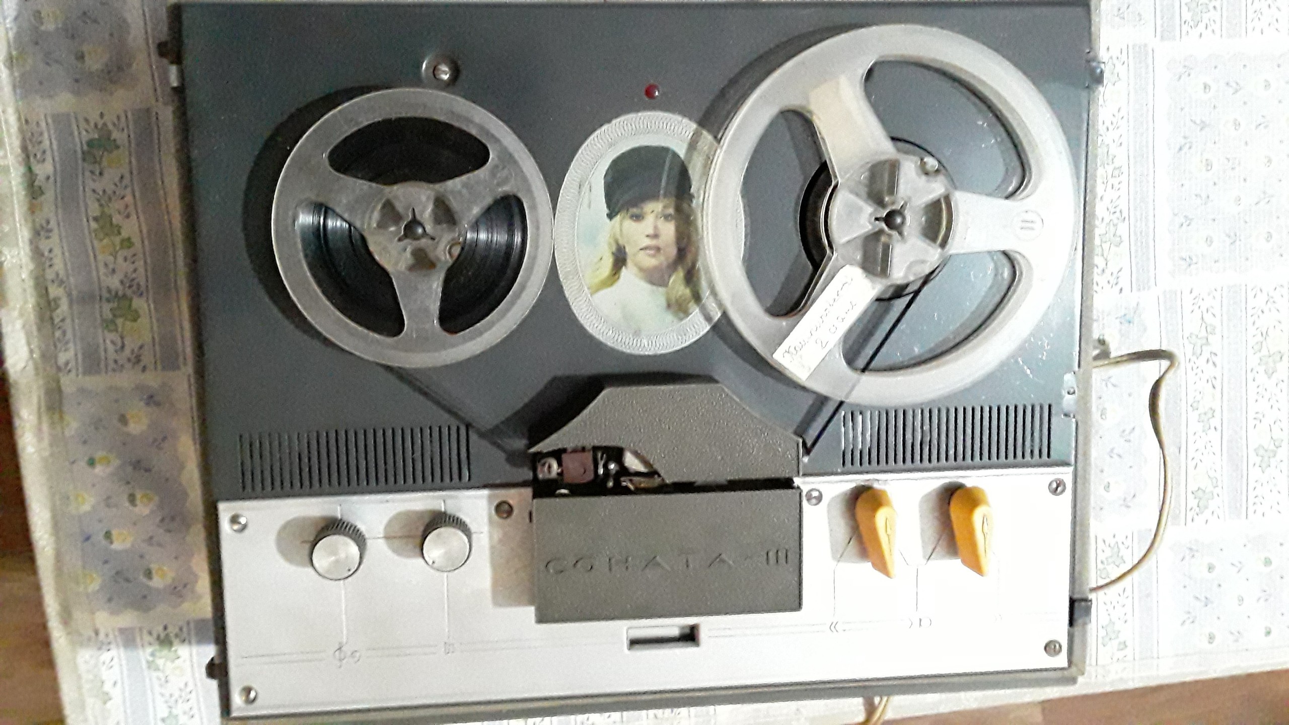 Продам ретро Советский магнитофон  " Соната" В отличном состоянии  с  записью гр - Изображение #1, Объявление #1742391